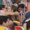 Danielle Winits e André Gonçalves já foram flagrados aos beijos em uma praia