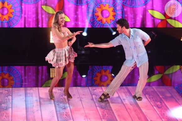 Rainer Cedete e Juliana Valcézia dançam ao som da música 'Xamego', na voz de Elba Ramalho