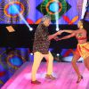 Sidney Magal apresentou a coreografia de 'Que Nem Jiló' com a professora Camila Lobo