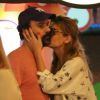 Alinne Moraes beija o marido, Mauro Lima, antes de entrar em área infantil de shopping