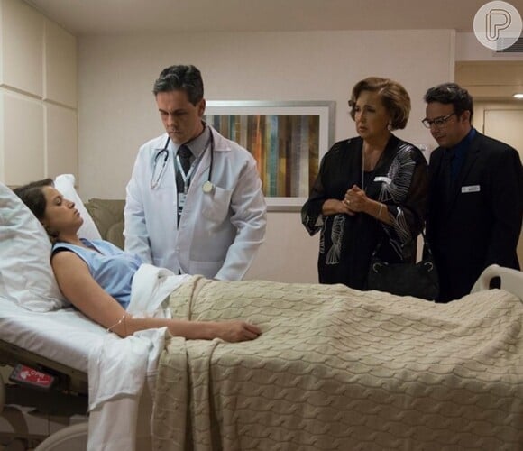 Lucrécia (Claudia Jimenez) e Agilson (Marcelo Médici) percebem que Camila (Agatha Moreira) acordou do coma sem memória novamente, na novela 'Haja Coração'