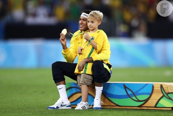 Neymar posou com o filho, Davi Lucca, de 5 anos, na banheira e compartilhou o clique no seu perfil no Instagram nesta segunda-feira, 12 de setembro de 2016