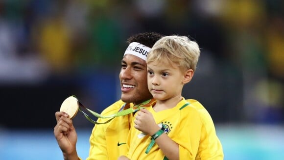 Neymar posa com o filho, Davi Lucca, de 5 anos, na banheira: 'Meu bebê'