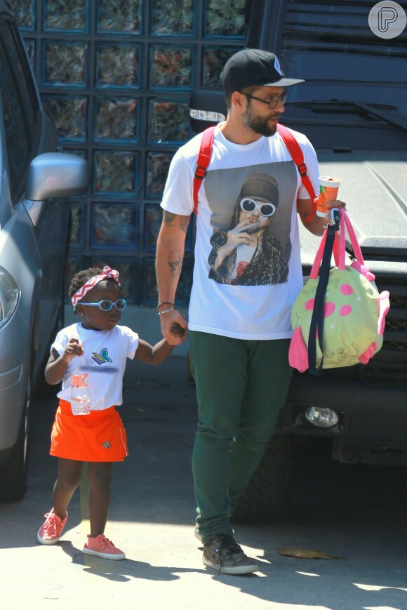 Bruno Gagliasso busca a filha, Titi, na escola e a leva para natação nesta segunda-feira, dia 12 de setembro de 2016