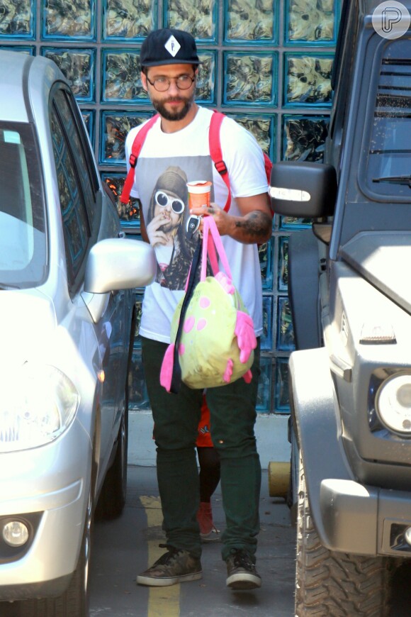 Bruno Gagliasso busca a filha, Titi, na escola e a leva para natação nesta segunda-feira, dia 12 de setembro de 2016