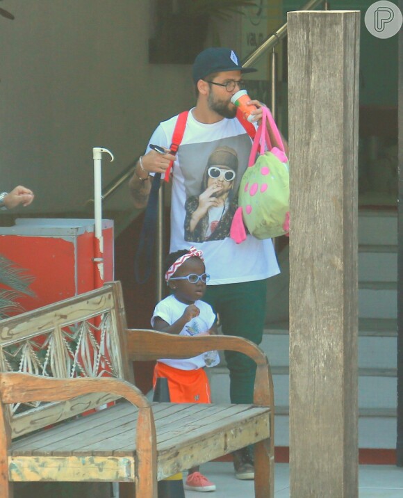 Bruno Gagliasso busca a filha, Titi, na escola e a leva para natação nesta segunda-feira, dia 12 de setembro de 2016