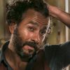 Cícero (Marcos Palmeira) se desespera ao ver as roupas e a peruca de Afrânio (Antonio Fagundes) boiando, na novela 'Velho Chico': 'Onde é que esse home foi se metê?'