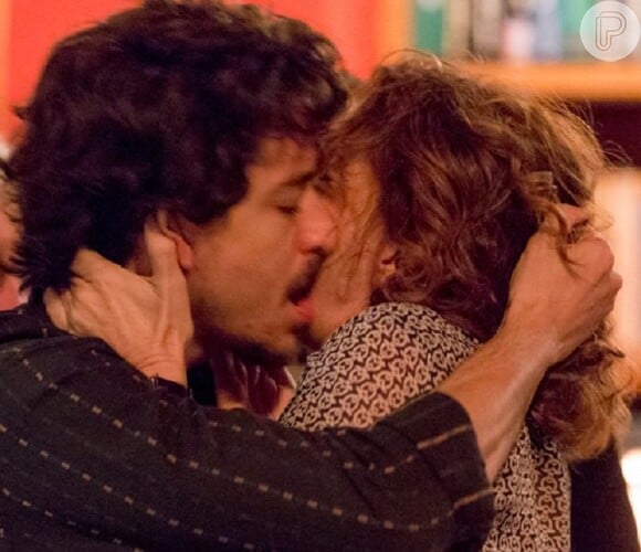 Elisa (Débora Bloch) e Vicente (Jesuita Barbosa) se beijam em 'Justiça' e web reprova: 'Ele matou sua filha!'