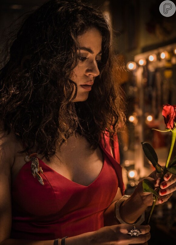 Na primeira fase, Iolanda (Carol Castro) recebeu uma rosa vermelha de Afrânio (Rodrigo Santoro) após um show em Salvador, na novela 'Velho Chico'