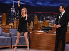 Renée Zellweger exibe pernas e ensina dança de líder de torcida em TV americana