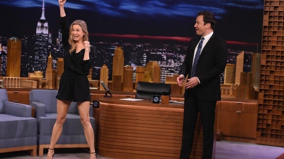 Renée Zellweger exibe pernas e ensina dança de líder de torcida em TV americana