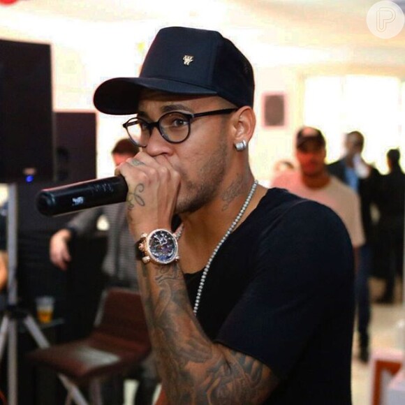 Neymar estrela uma campanha publicitária de marca de chocolates e por isso se 'lançou' como cantor