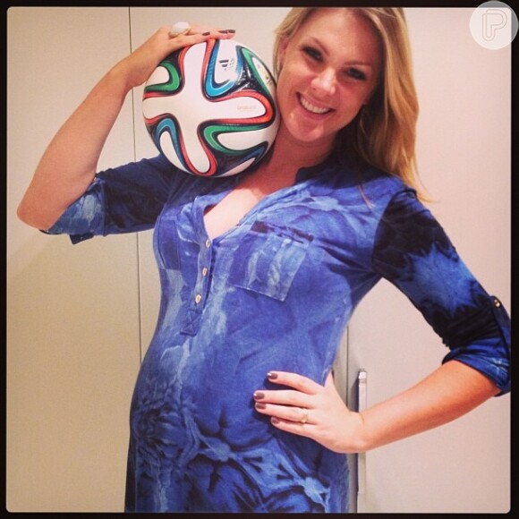 Ana Hickmann posa com a bola oficial da Copa do Mundo 2014, a brazuca
