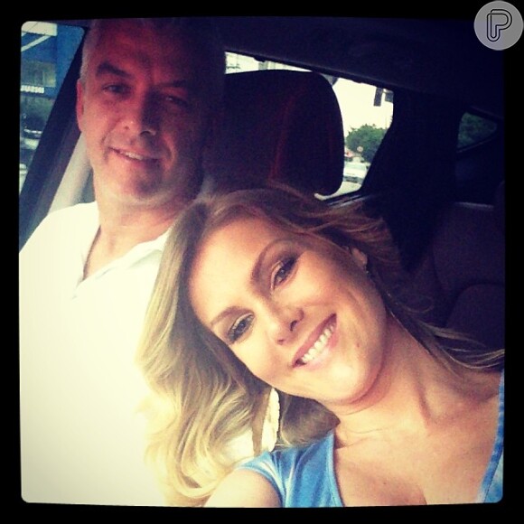 Ana Hickmann e o marido, Alexandre Corrêa, posam para foto a caminho de mais uma ultrassonografia da apresentadora