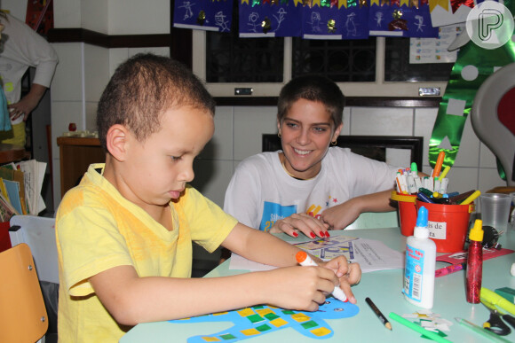 Isabella Santoni visitou a casa Ronald McDonalds, com crianças em tratamento de leucemia, antes de começar a gravar