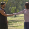 Paola (Maria Pinna) tenta se aproximar de Otávio (Duda Nagle) durante passeio no parque, na novela 'Cúmplices de um Resgate'