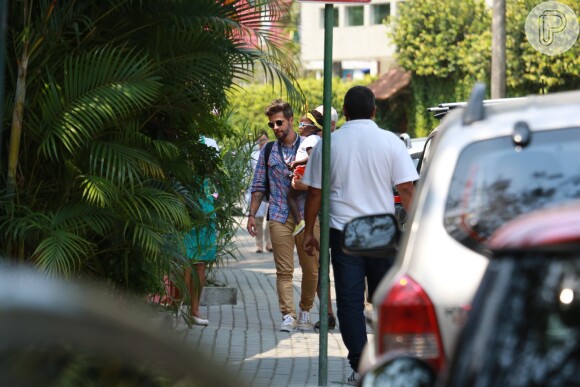 Bruno Gagliasso busca a filha, Titi, de tênis e lenço amarelos, na escola nesta quarta-feira, dia 14 de setembro de 2016