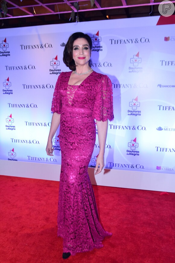 A atriz Marisa Orth, de 'Haja Coração', escolheu um vestido rosa rendado
