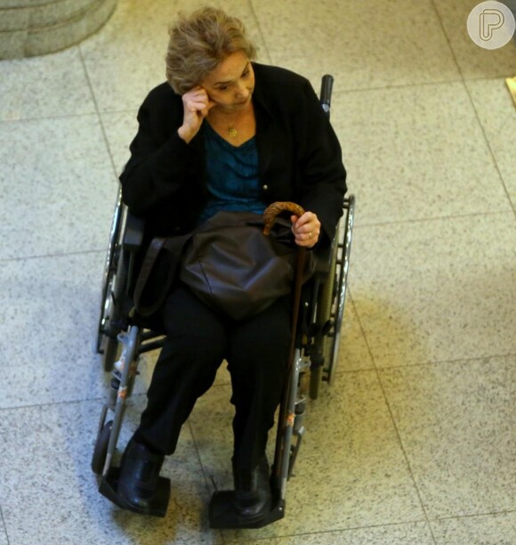 A atriz foi fotografada neste ano em uma cadeira de rodas antes de embarcar no aeroporto do Rio de Janeiro. Eva se submeteu a uma cirurgia no joelho no início deste ano