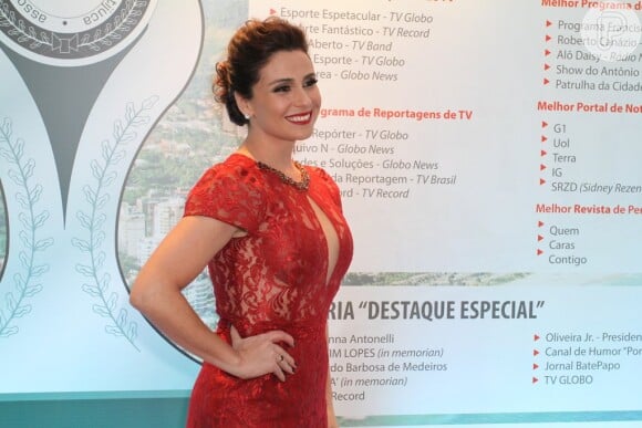 Giovanna Antonelli apostou em um vestido curto, vermelho e de renda para o evento, nesta sexta-feira, 6 de dezembro de 2013