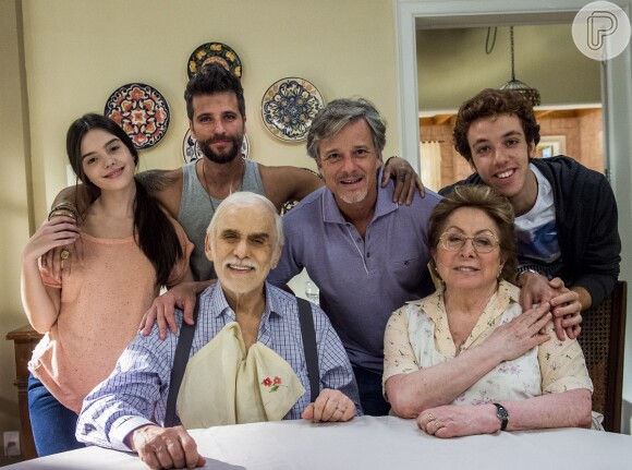 Gaetano (Francisco Cuoco) e Geppina (Aracy Balabanian) são pais de Vittorio (Marcello Novaes) e Mario (Bruno Gagliasso) e avós de Peppino (João Côrtes) e Milena (Giovanna Lancellotti), na novela 'Sol Nascente'