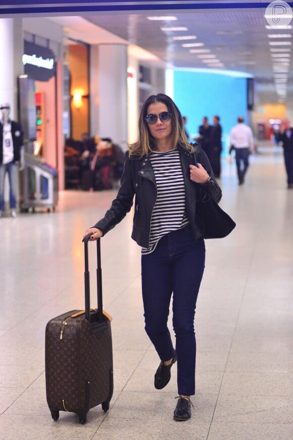 Deborah Secco opta por looks básicos e confortáveis para enfrentar o aeroporto. Calças jeans, blusas larguinhas e sapatos sem salto são as peças prediletas da atriz