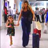 Com a filha Sofia, de 4 anos, Grazi Massafera foi vista no aeroporto Santos Dumont, no Rio, usando camiseta e calça flare de cintura alta