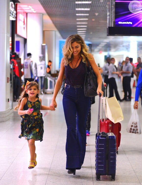 Com a filha Sofia, de 4 anos, Grazi Massafera foi vista no aeroporto Santos Dumont, no Rio, usando camiseta e calça flare de cintura alta