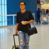 Com mais um look arrasador, Juliana Paes chamou a atenção no aeroporto com calça jeans flare destroyed, plataformas e bolsa da grife Chanel