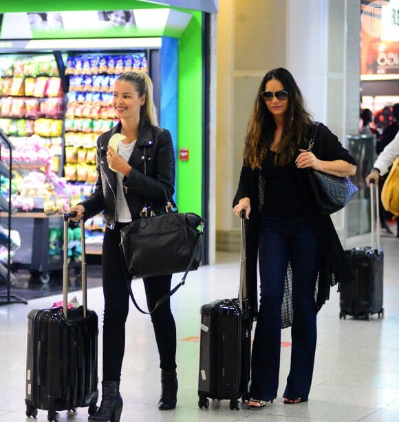 Yasmin e Luiza Brunet exibiram beleza e estilo em aeroporto: a filha usando peças modernas, como jaqueta e botas em couro, e a mãe, com peças clássicas como a calça de boca larga