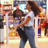 Mariana Goldfarb, namorada de Cauã Reymond, usou produção moderna em aeroporto: calça jeans de cintura alta e ankle boot de couro