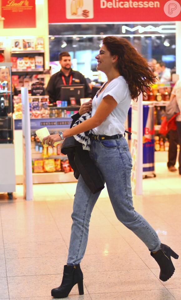 Mariana Goldfarb, namorada de Cauã Reymond, usou produção moderna em aeroporto: calça jeans de cintura alta e ankle boot de couro