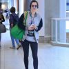 Dspojada, Sophia Abrahão escolheu jeans skinny e casaco de moletom junto de tênis com estampa de oncinha para ir ao aeroporto