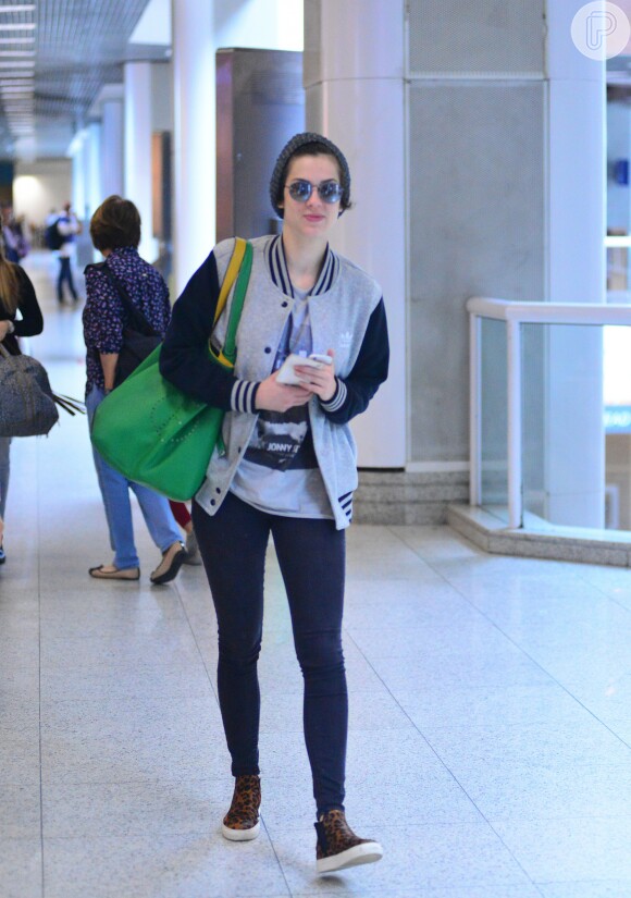 Dspojada, Sophia Abrahão escolheu jeans skinny e casaco de moletom junto de tênis com estampa de oncinha para ir ao aeroporto