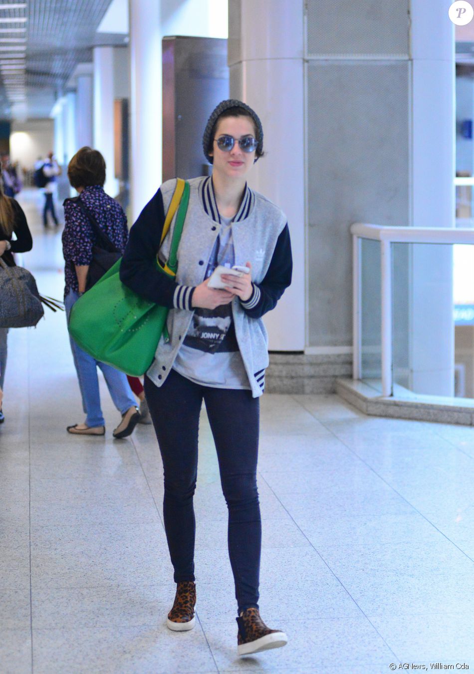 Dspojada Sophia Abrahao Escolheu Jeans Skinny E Casaco De Moletom Junto De Tenis Com Estampa De Oncinha Para Ir Ao Aeroporto Purepeople