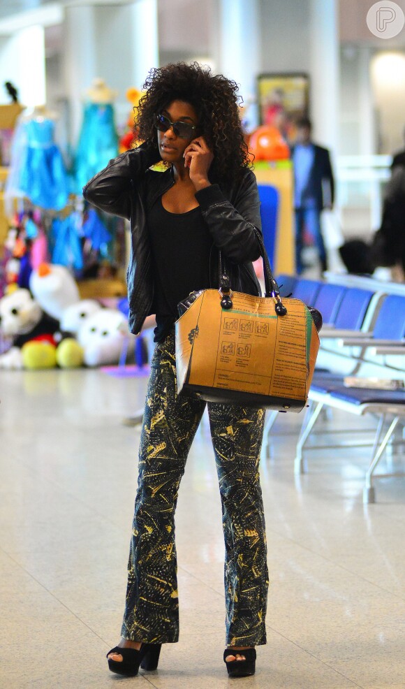 Estilosa, Erika Januza combinou calça estampada, jaqueta de couro e sandálias de salto em aerolook