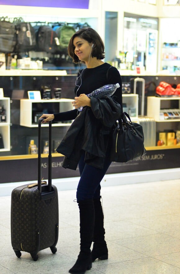 Sophie Charlotte foi clicada em aeroporto com botas de montaria e jaqueta de couro dando o diferencial no look básico