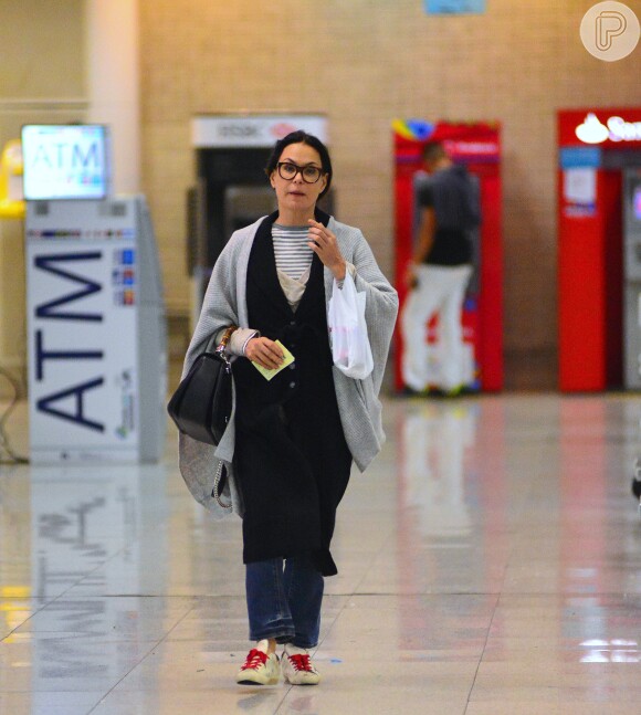 Com estilo único, Carolina Ferraz escolheu roupas largas e confortáveis para ir ao aeroporto