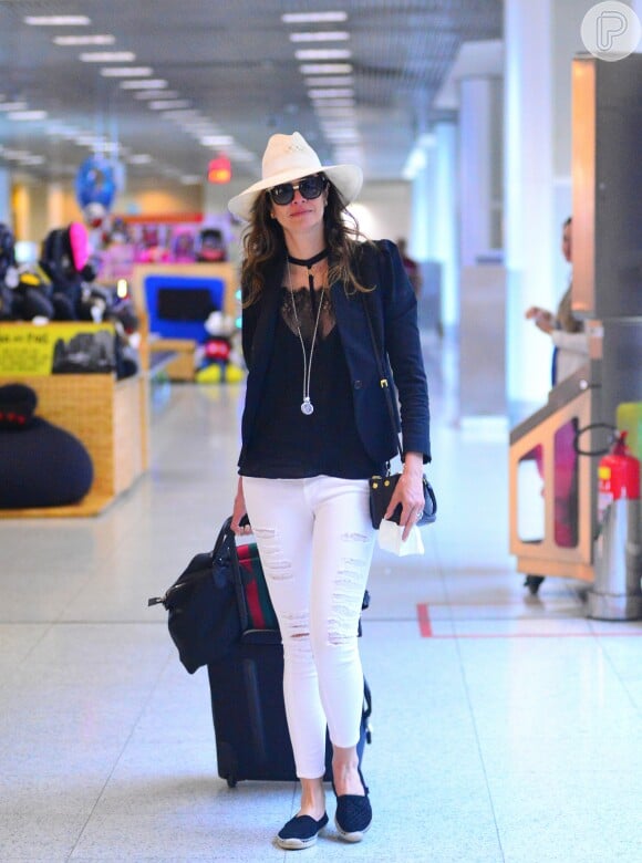 Luciana Gimenez optou por look confortável e estiloso para viajar, com calça skinny, blusa com transparência, blazer e alpargata. Para deixar o visual ainda mais moderno, ela escolheu chapéu e óculos