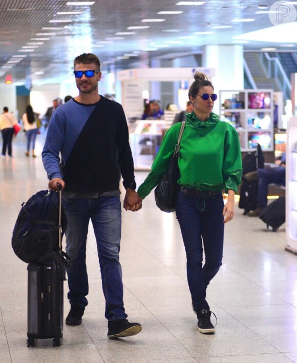 Casal de estilo! Fernanda Lima e Rodrigo Hilbert chamaram atenção em aeroporto com roupas descoladas. A blusa de cola rolê em verde foi o ponto alto do look da atriz