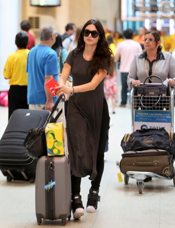 Thaila Ayala foi vista superconfortável em aeroporto, com tênis de cano alto e blusa longa