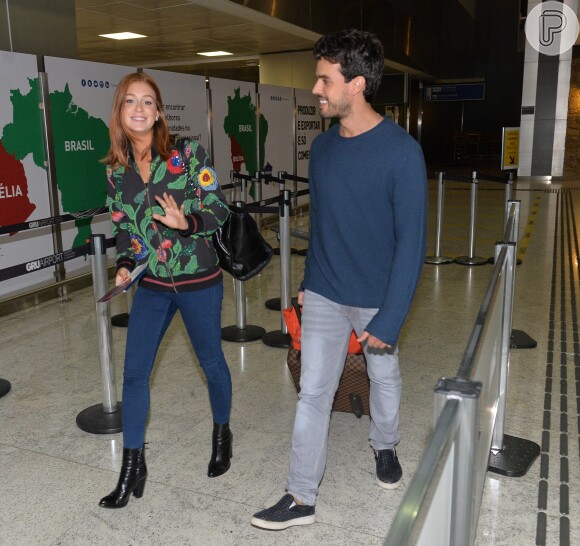 Marina Ruy Barbosa escolher casaco estampado com calça skinny e botas de couro para viajar de férias com o namorado, Xandinho Negrão