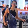 Camila Queiroz apostou no look despojado e confortável na hora de viajar. Em 29 de setembro de 2016, ela foi fotografada no aeroporto usando a dobradinha macacão e tênis