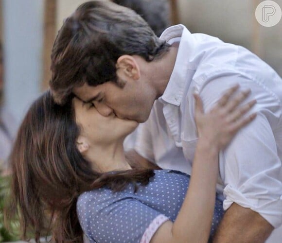 Shirlei (Sabrina Petraglia) e Felipe (Marcos Pitombo) se entregam à paixão e têm sua primeira vez, na novela 'Haja Coração'