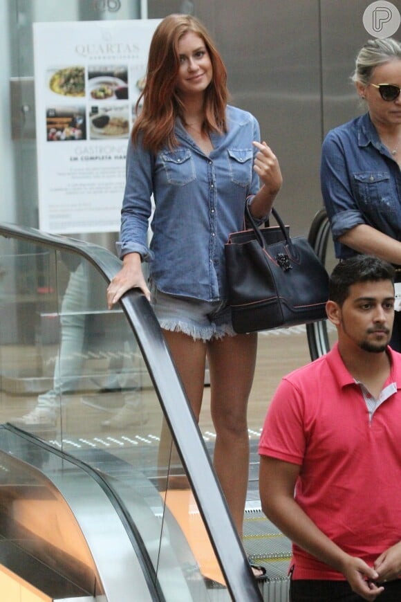 Marina Ruy Barbosa usou uma bolsa de R$ 15 mil e um look total jeans em passeio no shopping