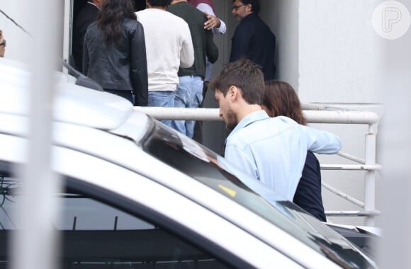 Camila Pitanga e o namorado, Igor Angelkorte, são clicados chegando no velório de Domingos Montagner