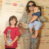 Dira Paes levou seus filhos ao teatro neste domingo, 18 de setembro de 2016, no Rio de Janeiro