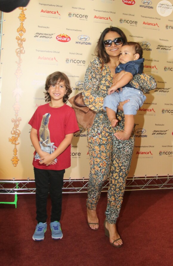 Dira Paes levou seus filhos ao teatro neste domingo, 18 de setembro de 2016, no Rio de Janeiro