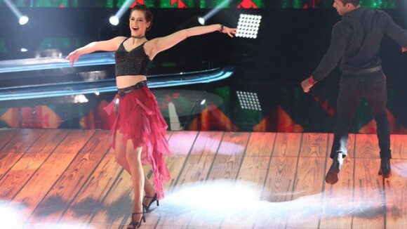 'Dança dos Famosos': Sophia Abrahão levanta plateia e agita a web. 'Já ganhou'
