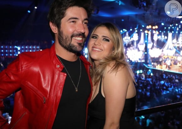 Jéssica Costa, também filha de Leonardo, posou com o namorado, Sandro Pedroso, durante o show